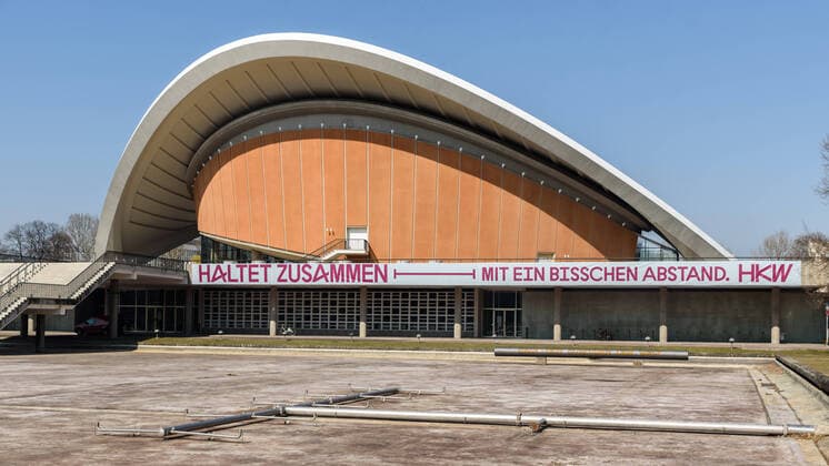 Bilder des Jahres 2020, News 03 März News Themen der Woche KW13 News Bilder des Tages Transparent am Haus der Kulturen der Welt zu Zeiten von Covid-19 Transparent am Haus der Kulturen der Welt ruft zu Zusammenhalt zu Zeiten von Covid-19 auf., Berlin Berlin Deutschland Mitte