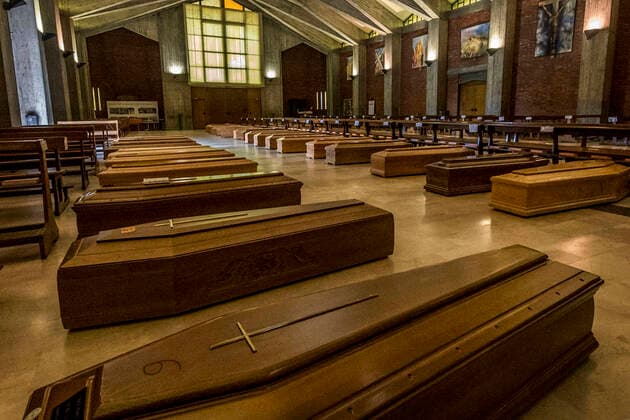 Bilder des Jahres 2020, News 03 März News Themen der Woche KW13 News Bilder des Tages Seriate. The church of Seriate welcomes the coffin of the victims of COVID19 coronavirus coffins awaiting transport (Carlo Cozzoli Fotogramma, Seriate - 2020-03-27) p.s. la foto e utilizzabile nel rispetto del contesto in cui e stata scattata, e senza intento diffamatorio del decoro delle persone rappresentate  Copyright: xCarloxCozzolix xFOTOGRAMMAx