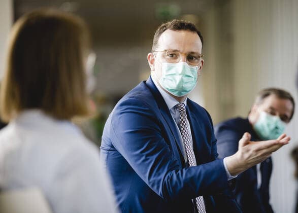 Bilder des Jahres 2020, News 03 März News Themen der Woche KW13 News Bilder des Tages Bundesgesundheitsminister Jens Spahn (CDU) im Rahmen eines Treffens mit medizinischem Personal und Studierenden der Universitaetsklinik in Duesseldorf am 31.03.2020. Duesseldorf Germany