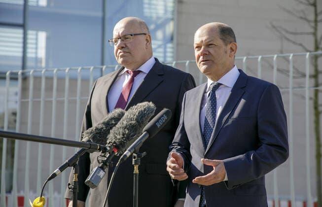 Bilder des Jahres 2020, News 04 April News Themen der Woche KW13 News Bilder des Tages Bundesfinanzminister Olaf Scholz, SPD, und Bundeswirtschaftsminister Peter Altmaier, CDU, geben nach einer Kabinettssitzung ein Statement zu neuen Hilfen in der Corona-Krise ab. Berlin, 01.04.2020 Berlin Deutschland