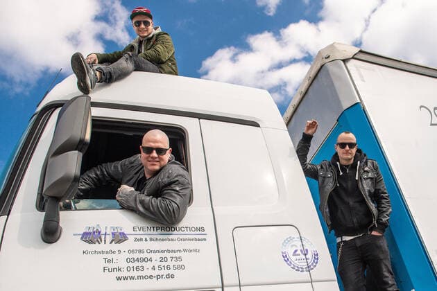 Bilder des Jahres 2020, Entertainment 04 April Entertainment Themen der Woche KW14 Goitzsche Front - die Punkrockband aus Bitterfeld-Wolfen rüsten für ganz besondere Konzerte. Auf Bewerbung spielen sie von einem 40 Tonner ein ganz besonderes Konzert. Vom Balkon oder Küchenfenster kann somit Livemusik gehört werden., Bitterfeld-Wolfen Sachsen-Anhalt Deutschland