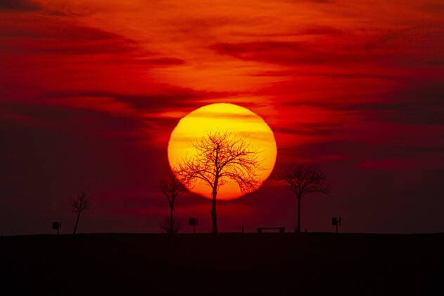 Bilder des Jahres 2020, News 04 April News Themen der Woche KW13 News Bilder des Tages Sonnenuntergang in Gebelzig, 02.04.2020. Gebelzig Deutschland