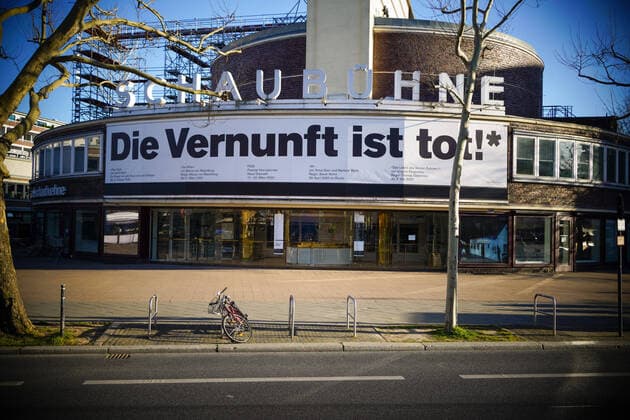 Bilder des Jahres 2020, Entertainment 04 April News Themen der Woche KW13 News Bilder des Tages 04.04.2020,Berlin,Deutschland,GER,die Stadt in Zeiten der Corona Pandemie. Zur Zeit finden aufgrund der Pandemie keine Vorstellungen im Theater Schaubühne am Kurfürstendamm statt.