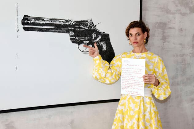 Fotoshootings der letzten Wochen Bilder des Jahres 2020, Entertainment 04 April Entertainment Themen der Woche KW15 News Bilder des Tages Sarah Kronsbein bei einem exlusiven Photoshooting in ihrer wegen der Corona-Krise geschlossenen Galerie Kronsbein mit Bildern aus der Russell Young Ausstellung Heroes + Heroins . München, 06.04.2020