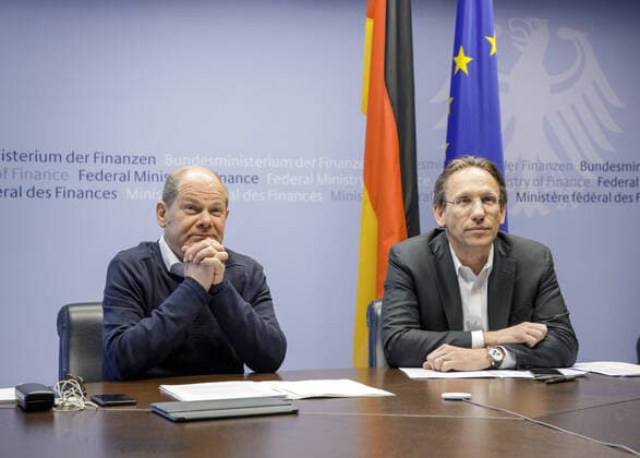 Bilder des Jahres 2020, News 04 April News Themen der Woche KW15 News Bilder des Tages Bundesfinanzminister Olaf Scholz, SPD, und Staatssekretaer Joerg Kukies, nehmen an einer Videokonferenz der Euro-Gruppe teil. Berlin, 07.04.2020 Berlin Deutschland