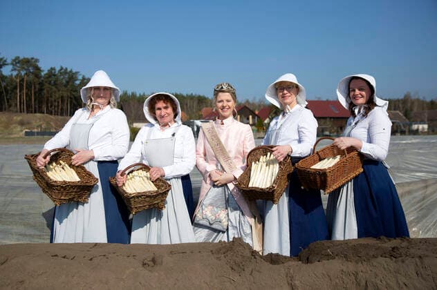 Bilder des Jahres 2020, News 04 April News Themen der Woche KW15 News Bilder des Tages Spargelkönigin Gina Luise Schrey und die Spargelfrauen beim traditionellen Spargelanstich zur Eröffnung der Spargelsaison 2020 im Beelitzer Ortsteil Schäpe. Beelitz, 07.04.2020