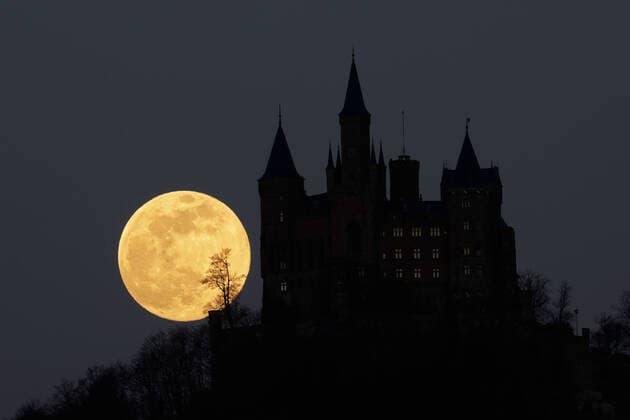 Bilder des Jahres 2020, News 04 April News Themen der Woche KW15 News Bilder des Tages DEU; Deutschland, Bisingen, 07.04.2020 - Himmelsphänomen vor Burg Hohenzollern: Supermond erleuchtet den Nachthimmel so nah an der Erde wie selten.