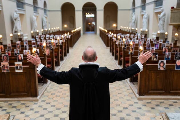 Bilder des Jahres 2020, News 04 April News Themen der Woche KW15 News Bilder des Tages Domprovst Anders Gadegaard og Koebenhavns Domkirke har afholdt paaskegudstjeneste foran en menighed af selfies torsdag den 9. april 2020. Paa grund af COVID-19 har Vor Frue kirke inspireret af en italiensk kirke holdt andagten skaertorsdag foran en menighed som havde sendt selfies ind til kirken. , Denmark Copyright: MartinxSylvestx COP101 spdk20200409-163444-L