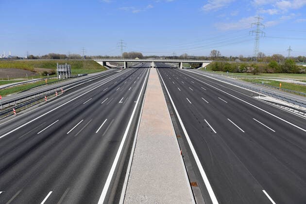Bilder des Jahres 2020, News 04 April News Themen der Woche KW15 News Bilder des Tages Oeffentliches Leben in Zeiten der Coronavirus Pandemie am 11.04.2020. Achtspurige Autobahn A99 bei Aschheim bei Muenchen-keine Spur von Osterreiseverkehr. Leere Strassen und Autobahnen wegen Ausgangsbeschraenkungen,Kontaktsperre.