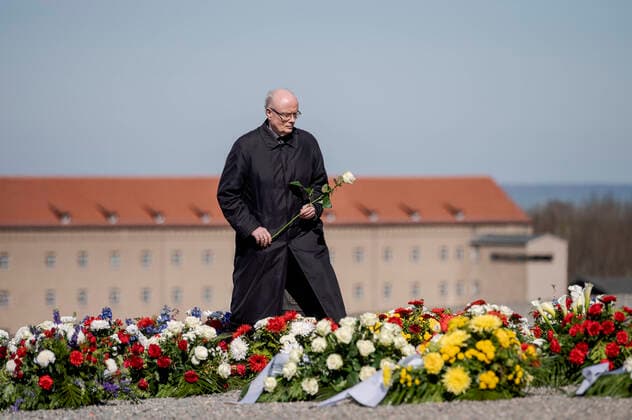 Bilder des Jahres 2020, News 04 April News Themen der Woche KW15 News Bilder des Tages 75 JAHRE BEFREIUNG BUCHENWALD 11 04 2020 - Buchenwald: Am 11. April 2020 jährt sich zum 75. mal die Befreiung des Konzentrationslagers Buchenwald. Auf Grund von COVID-19 kann nur ein kleines Gedenken stattfinden. Der Leiter der Gedenkstätte Buchenwald Volkhard Knigge kommt mit einer Rose zum Gedenken auf den Appellplatz. _________________