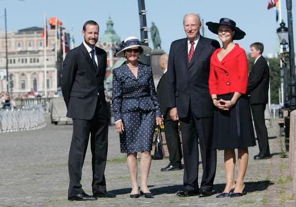 STOCKHOLM 050831 Crown Princess Victoria on Thursday 1 September welcomed Prince Haakon, Queen Sonya and King Harald to Stockholm on Skeppsbron in Stockholm STOCKHOLM SWEDEN x1066x,  Copyright: xHENRIKxMONTGOMERYx NORGE STATSBESÖK SVERIGE