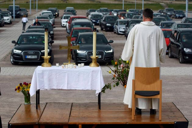 Bilder des Jahres 2020, News 04 April News Themen der Woche KW15 News Bilder des Tages Erfurt, 12.04.2020 Pfarrer Christoph Knoll von der Thomasgemeinde Erfurt hält den Auto-Ostergottesdienst am Ostersonntag auf dem Gelände der Erfurter Messe. Wegen der Coronakrise düfen zur zeit keine Gottesdienste in Kirchen abgehalten werden. Die Stadt Erfurt hat diese Art von Gottesdienst genehmigt, weil es sich bei einem Auto um einen geschlossenen Raum handelt in dem maximal 2 Persone sitzen durften und so dei Abstandregel eingehalten werden.
