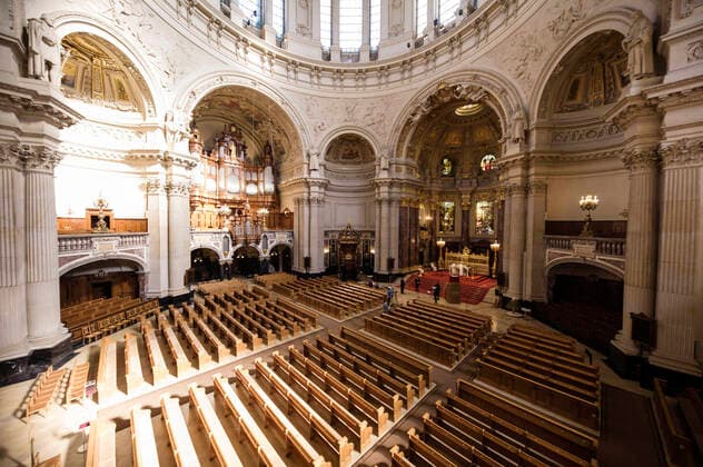 Bilder des Jahres 2020, News 04 April News Themen der Woche KW15 News Bilder des Tages Im Berliner Dom wird der Festgottesdienst am Ostersonntag gefeiert. Durch die Kontaktbeschränkungen wegen Corona wird der Gottesdienst ohne Besucher abgehalten und im Internet gestreamt. Die Domprediger Petra Zimmermann, Michael Kösling, Thomas Müller und Maximilian Ilgner halten den Gottesdienst ab. Berlin, 12.04.2020