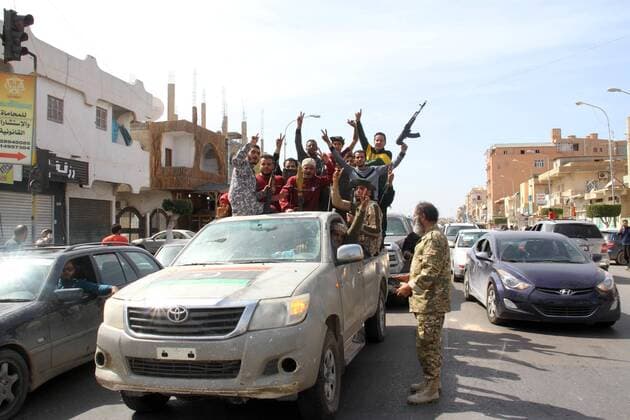 Bilder des Jahres 2020, News 04 April News Themen der Woche KW16 News Bilder des Tages (200414) -- TRIPOLI, April 14, 2020 (Xinhua) -- Fighters of UN-backed Libyan government celebrate on a vehicle in the western Libyan city of Sabratha, April 13, 2020. The UN-backed Libyan government said on Monday that its forces took four more cities from the rival east-based army. Our brave forces took complete control of Al-Ajaylat, Aljmail, Riqdalin, and Zolton, and are now chasing the fleeing terrorist militias, said Mohamed Gonono, spokesman of the UN-backed government s forces, in a statement. Earlier in the day, Gonono announced the takeover of the northwestern cities of Sabratha and Surman from the east-based army which had been in control of both coastal cities since April 2019. (Photo by Hamza Turkia Xinhua) LIBYA-SABRATHA-CITIES-TAKEOVER