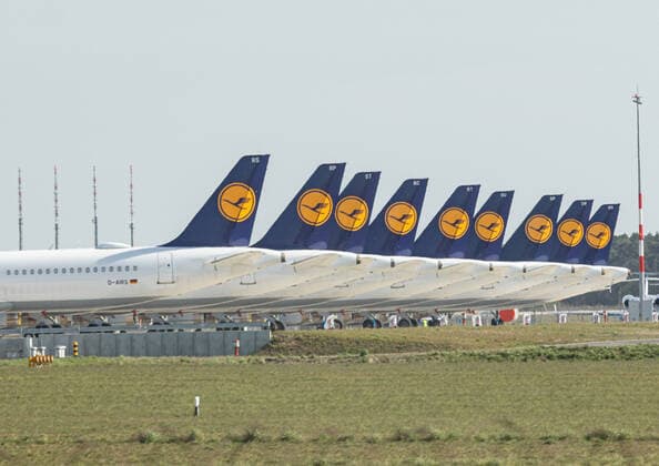 Bilder des Jahres 2020, News 04 April News Themen der Woche KW16 Lufthansa parkt Flugzeuge am BER Flughafen, Durch den Coronavirus ist weltweit die Nachfrage nach Flügen stark gesunken, immer mehr Flüge werden gestrichen. Lufthansa-Maschinen mit dem Kranich-Logo stehen am BER-Flughafen. Die Turbinen und Reifen sind abgedeckt worden um sie zu schützen. Schönefeld Brandenburg Deutschland