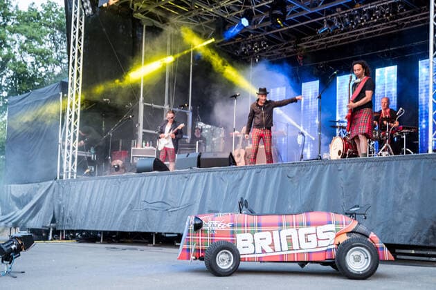 Bilder des Jahres 2020, Entertainment 04 April Entertainment Themen der Woche KW16 News Bilder des Tages Brings - Autokino Koeln Porz; 17.04.2020 Brings rocken die Buehne des Autokinos, davor passende Deko ;Brings geben das erste Konzert waehrend der Corona Krise im Autokino Koeln Porz Koeln Autokino Porz NRW Deutschland Copyright: xBEAUTIFULxSPORTS Wunderlx