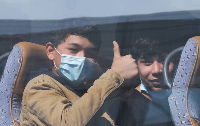 Bilder des Jahres 2020, News 04 April News Themen der Woche KW16 News Bilder des Tages Hannover, 18.04.2020, Die ersten Flüchtlingskinder aus Griechenland sind gelandet, um 10.45 Uhr auf der Nord-Süd-Landebahn am Flughafen Hannover in Langenhagen . An Bord 47 unbegleitete minderjährige Flüchtlinge, darunter nur vier Mädchen. Sie kommen aus den Lagern der Inseln Samos, Chios und Lesbos und werden zunächst für eine 14-tägige Quarantäne im Landkreis Osnabrück untergebracht. ,