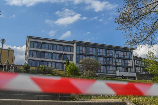 Bilder des Jahres 2020, News 04 April News Themen der Woche KW16 News Bilder des Tages Bewohner des Altenpflegeheims Marienhöhe positiv auf das Corona, An der Einfahrt zum Aalener Altenheim Marienhöhe steht am 19.04.2020 ein Schild mit dem Hinweis des Besuchsverbotsm im Heim. 19 Bewohner des Altenpflegeheims wurden positiv auf das Coronavirus getestet. 22 Mitarbeiterinnen und Mitarbeiter sind mit dem Virus infiziert. Das zuständige Landratsamt ordnete eine Isolation innerhalb der Einrichtung an. Aalen Baden-Württemberg Deutschland Aalen