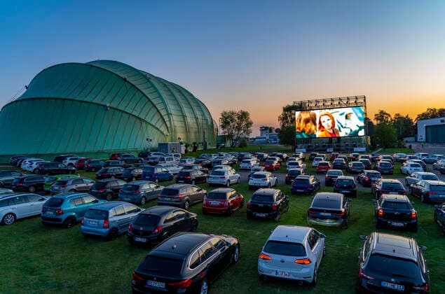 Bilder des Jahres 2020, News 04 April News Themen der Woche KW17 News Bilder des Tages Autokino am Flughafen Essen Mülheim Motor Movies, temporäre Filmvorführung, am WDL Luftschiff Hangar, Veranstaltung unter Einhaltung der Kontaktbeschränkungen, Auswirkungen der Coronakrise in Essen, Mülheim Deutschland,