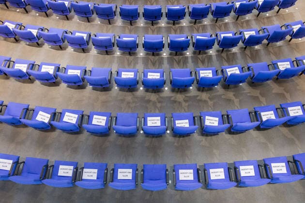 Bilder des Jahres 2020, News 04 April News Themen der Woche KW17 Berlin, Plenarsitzung im Bundestag Deutschland, Berlin - 22.04.2020: Im Bild sind Schilder mit bitte frei lassen im Plenarsaal während der Sitzung des deutschen Bundestags zu sehen. Berlin Bundestag Berlin Deutschland