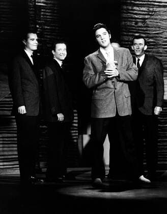 THE ED SULLIVAN SHOW, Elvis Presley, backed by the Jordanaires, episode aired October 28, 1956 Please credit Courtesy Everett Collection !ACHTUNG AUFNAHMEDATUM GESCHÃ„TZT! PUBLICATIONXNOTxINxCANxCHNxFRAxITAxJPNxNORxPOLxRUSxESPxUKxUSA Copyright: xCourtesyxEverettxCollectionx TBDEDSU EC149