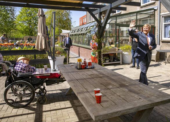 Bilder des Jahres 2020, Entertainment 04 April Entertainment Themen der Woche KW17 Entertainment Bilder des Tages 23-04-2020 Hoorn King Willem-Alexander visited the residential care location Lindendael in Hoorn, part of the Omring care organization, in Hoorn. The king visited the communication unit that the organization has deployed to ensure that residents can keep in touch with their families in a safe way. PPE pool Nieboer