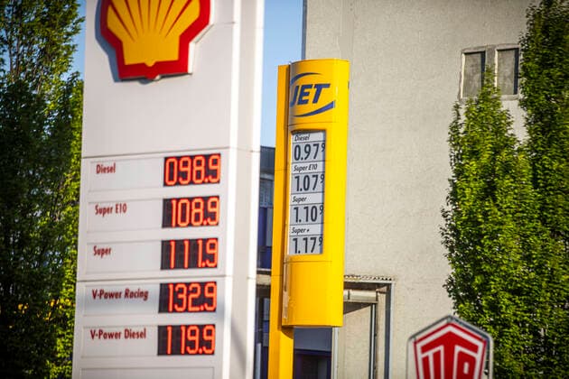 Bilder des Jahres 2020, News 04 April News Themen der Woche KW17 News Bilder des Tages Sinkende Ölpreise führen zu billigen Sprit an den Tankstellen. Der Liter Diesel für 0,97â‚¬ in Fellbach bei Stuttgart. Symbolbilder zweier Tankstellen mit billigen Kraftstoffpreisen. Copyright: xSimonxAdomatx