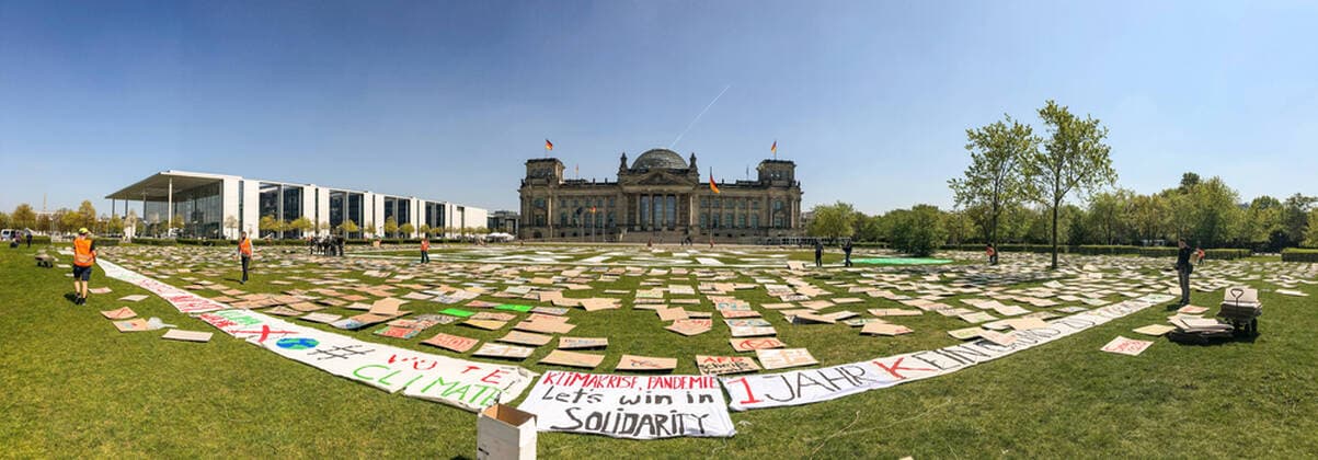 Bilder des Jahres 2020, News 04 April News Themen der Woche KW17 Fridays for Future protestieren nur mit Schildern vor dem deutsc, Teilnehmer der Fridays for Future haben vor dem deutschen Bundestag, Reichstagsgebäude, tausende selbstgemalte Plakate ausgelegt und demonstrieren so ohne eine persönliche aktive Teilnahme. Berlin Berlin Deutschland