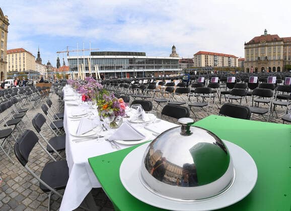 Bilder des Jahres 2020, News 04 April News Themen der Woche KW17 News Bilder des Tages GER Sachsen Dresden Altmarkt - zum zweiten Mal gab es eine Lange Tafel der Dresdner Gastwirte und Gastronomen bei der sie jede Menge Stuehle rausstellten mit Wirtschaftsminister Martin Dulig ( ins Gespraech kamen ) weil viele vor dem Ruin stehen wegen der Coronakrise und zuwenig unterstuetzt werden 240420 ddbd