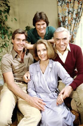 CODE RED, (clockwise from l) Sam J. Jones, Andrew Stevens, Lorne Greene, Julie Adams, 1981, Everett Collection Everett Collection !ACHTUNG AUFNAHMEDATUM GESCHÃ„TZT! PUBLICATIONXNOTxINxCANxCHNxFRAxITAxJPNxNORxPOLxRUSxESPxUKxUSA Copyright: xCourtesyxEverettxCollectionx TCDCORE EC003
