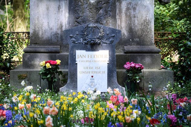 Bilder des Jahres 2020, Entertainment 04 April Entertainment Themen der Woche KW17 News Bilder des Tages Hamburg 25.04.2019, Fast vier Monate nach seinem Tod hat Jan Fedder auf dem Ohlsdorfer Friedhof einen Grabstein bekommen. Auf den Stein ist eine weiße Marmorplatte angebracht. In goldener Schrift stehen darauf Jan Fedders Name, sein Geburtsdatum und sein Sterbedatum sowie die romantische Inschrift Liebe ist unsterblich . Das Holzkreuz auf der letzten Ruhestätte des Hamburger Volksschauspielers Jan Fedder ist verschwunden. Darunter ist ein Wappen mit einem Herz, einem goldenen Tor und einem Anker zu sehen. VERSTORBENER JAN FEDDER BEKOMMT GRABSTEIN MIT ROMANTISCHER INSCHRIFT, Hamburg-Ohlsdorf Hamburg Deutschland
