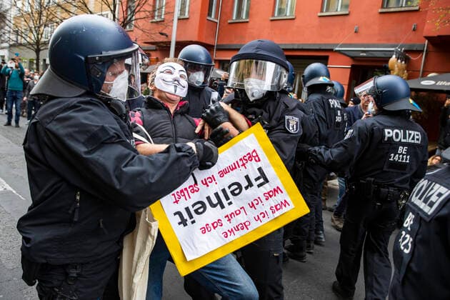 Bilder des Jahres 2020, News 04 April News Themen der Woche KW17 News Bilder des Tages Polizei verhaftet Demonstranten bei der 4. Hygienedemonstration am Rosa-Luxembourg-Platz in Berlin am 25. April 2020. Menschen aus verschiedenen Milieus, von Links bis zu Verschwoerungtheoretiker und Rechte nahmen an der Demonstration teil. Coronavirus in Berlin