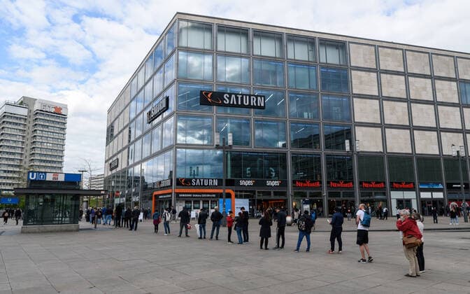 Bilder des Jahres 2020, News 04 April News Themen der Woche KW17 News Bilder des Tages Warteschlange vor dem Saturn am Berliner Alexanderplatz Seit Mittwoch den 22.04. können Verbraucher in Berlin auch in zahlreichen Geschäften jenseits des Lebensmittelhandels wieder einkaufen. Die Regelung gilt für Läden mit einer Verkaufsfläche von bis zu 800 Quadratmetern. Auch Kauf- und Warenhäuser dürfen öffnen, solange sie mit einer entsprechend verkleinerten Verkaufsfläche öffnen. Hier im Bild stehen die Menschen Schlange, um in den Saturn am Alexanderplatz zu gelangen., Berlin Berlin Deutschland Kreuzberg