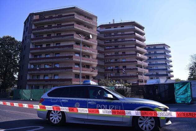 Bilder des Jahres 2020, News 04 April News Themen der Woche KW17 News Bilder des Tages Corona-Massentest in Grevenbroicher Hochhaus am 26.04.2020 in Grevenbroich Zwei Familien, die positiv auf das Coronavirus getestet wurden, haben sich nicht an die verordnete Quarantäne gehalten. Da die acht Personen weiterhin Kontakt zu ihren Nachbarn hielten, wird jetzt ein Reihentest erforderlich. Rund 450 Menschen, die in den sogenannten Wabenhäusern leben, müssen sich am 26.04.2020 einem Corona-Test unterziehen.