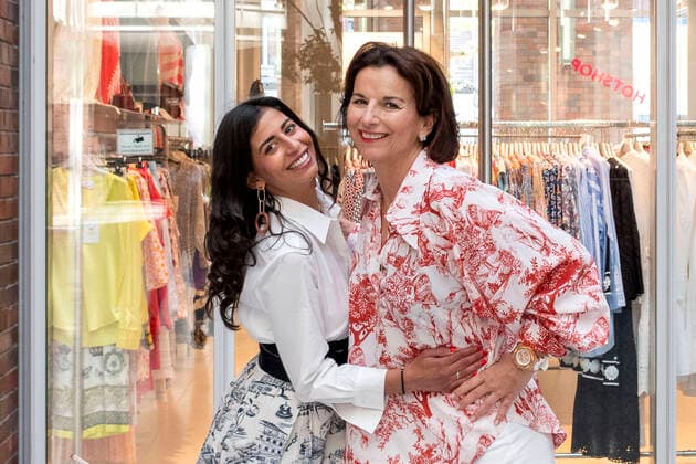Bilder des Jahres 2020, Entertainment 04 April Entertainment Themen der Woche KW17 Evanthia Benetatou und Claudia Obert beim Fototermin vor der Boutique Luxus Clever . Hamburg, 25.04.2020