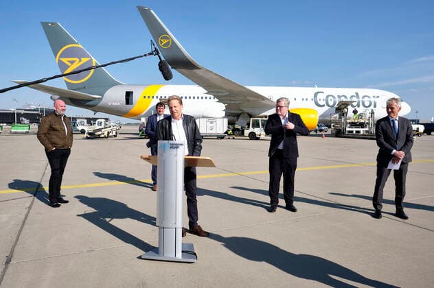 Bilder des Jahres 2020, News 04 April News Themen der Woche KW17 Bernd Osterloh (Vorsitzender des Gesamt- und Konzernbetriebsrats der Volkswagen AG), Gunnar Kilian (Vorstandsmitglied der Volkswagen AG), Raoul Hille (Geschäftsführer des Flughafens Hannover), Bernd Althusmann (Niedersächsischer Minister für Wirtschaft) und Ralf Teckentrup (CEO von Condor Flugdienst) - Volkswagen empfängt Luftfracht mit 5 Million Schutzmasken und medizinische Hilfsmaterialien aus China auf dem Hannover Airport. Hannover, 26.04.2020