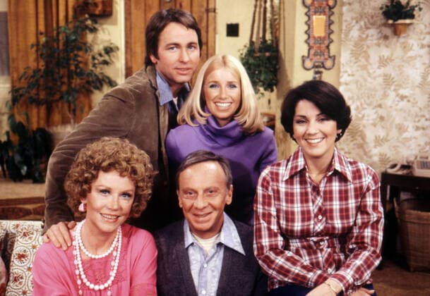 THREE S COMPANY, rear from left: John Ritter, Suzanne Somers, foreground from left: Audra Lindley, Norman Fell, Joyce DeWitt (Season 1), 1977-84 Courtesy Everett Collection !ACHTUNG AUFNAHMEDATUM GESCHÃ„TZT! PUBLICATIONXNOTxINxCANxCHNxFRAxITAxJPNxNORxPOLxRUSxESPxUKxUSA Copyright: xCourtesyxEverettxCollectionx TSDTHCO EC079