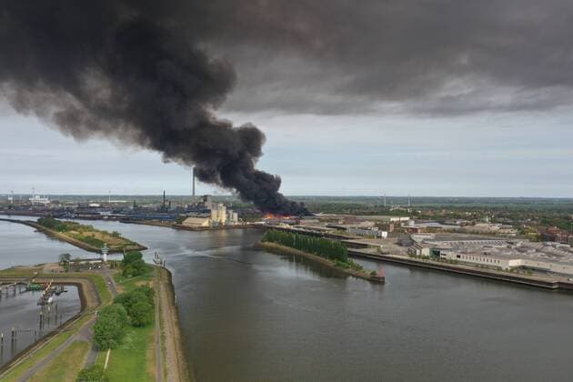 Bilder des Jahres 2020, News 04 April News Themen der Woche KW18 News Bilder des Tages News Aktuelles Zeitgeschehen: Großfeuer in Bremen Industriehafen Luftaufnahme Bremen. Luftaufnahme vom Bremer Industriehafen in dem ein Großfeuer am Vormittag ausgebrochen ist. Das Lager eines Holzhandels steht in Flammen. Die Rauchwolke ist noch 35 Kilometer entfernt sichtbar. Rauchwolke, Überseestadt, Feuer, bremen, industriehafen, Großbrand, Feuerwehr, Feuer, Brand, Notruf, 112, Rettungsdienst, Polizei Copyright: xDieVideomanufakturx