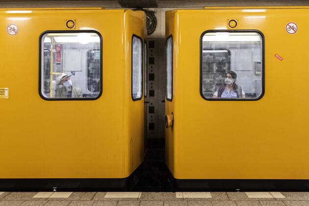 Bilder des Jahres 2020, News 04 April News Themen der Woche KW18 News Bilder des Tages Zwei Personen mit Mund-Nasen-Maske sitzen in uterschiedlichen Waggons der U-Bahn in Berlin, 28.04.2020. Deutschlandweit gibt es eine Maskenpflicht im Oeffentlichen Personennahverkehr. Berlin Deutschland