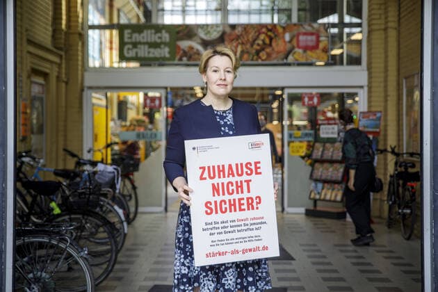 Bilder des Jahres 2020, News 04 April News Themen der Woche KW18 News Bilder des Tages Bundesfamilienministerin Franziska Giffey, SPD, startet bundesweite Poster-Aktion Zuhause nicht sicher? in Kooperation mit Supermaerkten (ALDI Nord und Sued, Edeka, Lidl, Netto, Penny, Real und Rewe) im Rahmen der Initiative Staerker als Gewalt . Berlin, 29.04.2020. Berlin Germany