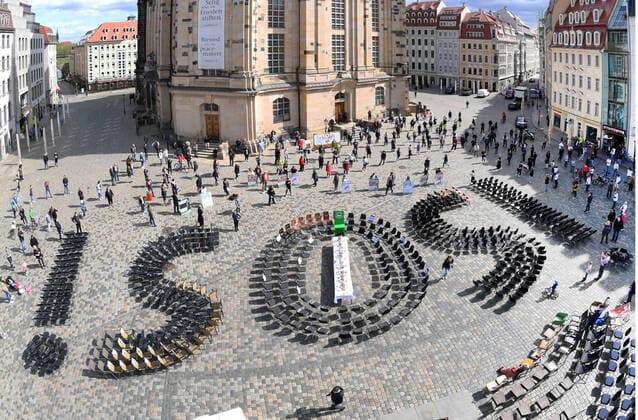Bilder des Jahres 2020, News 05 Mai News Themen der Woche KW18 News Bilder des Tages GER Sachsen Dresden Neumarkt - zum dritten Mal an einem Freitag hintereinander gab es eine Demo mit einer Tafel der Dresdner Gastwirte und Gastronomen bei der sie jede Menge Stuehle rausstellten und vor der Frauenkirche auf dem Neumarkt ein riesiges SOS aus Stuehlen aufstellten 010520 ddbd