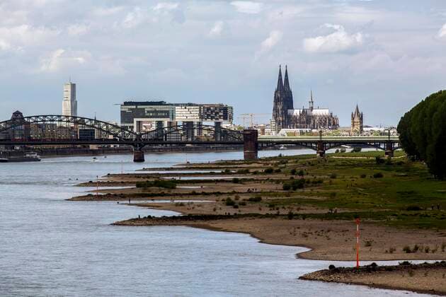 Bilder des Jahres 2020, News 05 Mai News Themen der Woche KW18 News Bilder des Tages Niedrigwasser am Rhein bei Köln. Der Pegel lag am Maifeiertag 1. Mai 2020 bei unter 2 Meter. Im Hintergrund sind die Südbrücke, der Rheinauhafen und der Kölner Dom zu sehen. Niedrigwasser am Rhein
