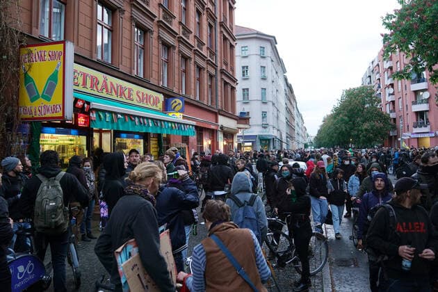 Bilder des Jahres 2020, News 05 Mai News Themen der Woche KW18 News Bilder des Tages 01.05.2020, Berlin, Deutschland, GER - Impressionen von der revolutionären 1. Mai Demonstration in Berlin Kreuzberg. Im Bild: Demonstranten an der Mariannenstraße vor einem Spätkauf.