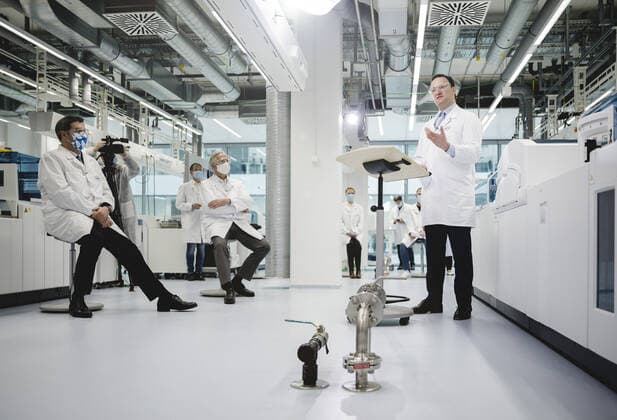 Bilder des Jahres 2020, News 05 Mai News Themen der Woche KW19 News Bilder des Tages Bundesgesundheitsminister Jens Spahn (CDU) im Rahmen seines Besuchs bei dem Biotech-Konzern Roche Diagnostics in Penzberg am 04.05.2020. Penzberg Germany