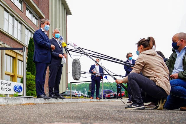 Bilder des Jahres 2020, News 05 Mai News Themen der Woche KW19 News Bilder des Tages Armin Laschet und Gunnar Herrmann beim Pressestatement im Ford-Werk anlässlich der Wiederaufnahme der Produktion nach den Corona-Einschränkungen. Köln, 04.05.2020