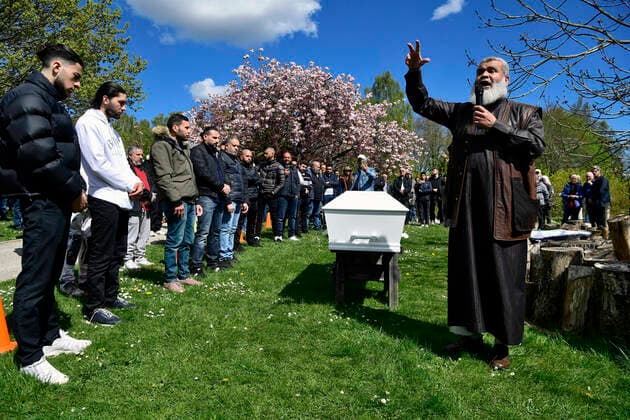 Bilder des Jahres 2020, Entertainment 05 Mai Entertainment Themen der Woche News Bilder des Tages Digter Yahya Hassan bliver begravet paa den muslimske gravplads paa Vestre Kirkegaard i Aarhus V tirsdag den 5. maj 2020. Den 24-aarige digter blev fundet doed i sin lejlighed torsdag. Yahya Hassan udgav to digtsamlinger hvoraf debuten blev den bedst saelgende digtsamlingsdebut i Danmark nogensinde. , Aarhus Denmark