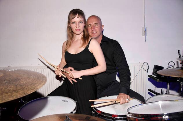 Bilder des Jahres 2020, Entertainment 05 Mai Entertainment Themen der Woche Markus Böker mit Freundin Eve Lamell bei einem exklusiven Photoshooting im Probenraum seiner Band Timerunner. München, 05.05.2020