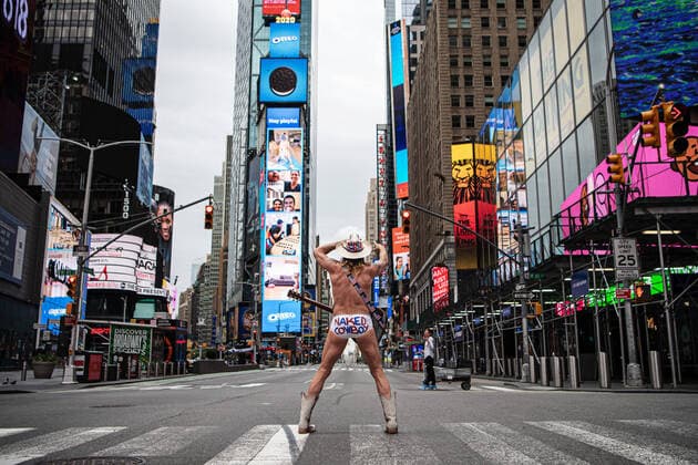 Bilder des Jahres 2020, Entertainment 05 Mai Entertainment Themen der Woche News Bilder des Tages 200506 Street performer Robert John Burck, known as Naked Cowboy, at Times Square in Manhattan as the coronavirus, COVID-19, outbreak continues on May 6, 2020 in New York, NY, USA. Photo: Joel Marklund BILDBYRAN kod JM 88150 bbeng coronavirus covid-19 virus corona sjukdom artist Copyright: JOELxMARKLUND 0047240845st