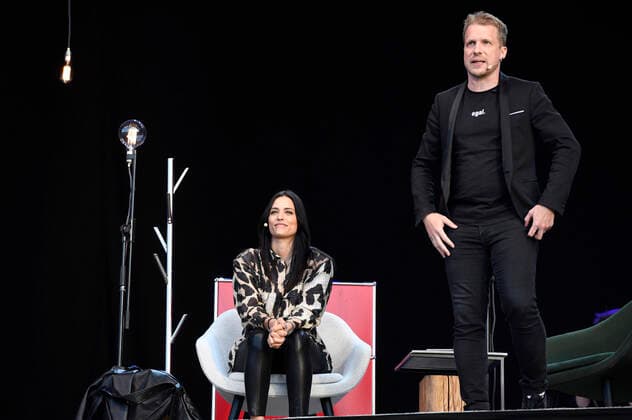 Bilder des Jahres 2020, Entertainment 05 Mai Entertainment Themen der Woche Oliver Pocher mit Ehefrau Amira Pocher bei der ersten Autokultur-Veranstaltung Die Pochers hier auf dem Schützenplatz. Die Besucher verfolgen unter Berücksichtigung klarer Hygiene-Vorschriften während der Corona-Krise den Auftritt aus dem Auto. Hannover, 07.05.2020