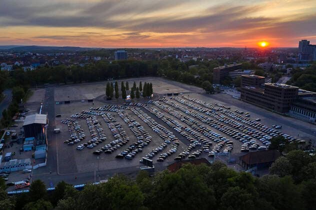 Bilder des Jahres 2020, Entertainment 05 Mai Entertainment Themen der Woche Alligatoah live beim Autokultur-Konzert auf dem Schützenplatz. Die Besucher verfolgen unter Berücksichtigung klarer Hygiene-Vorschriften während der Corona-Krise den Auftritt aus dem Auto. Hannover, 08.05.2020